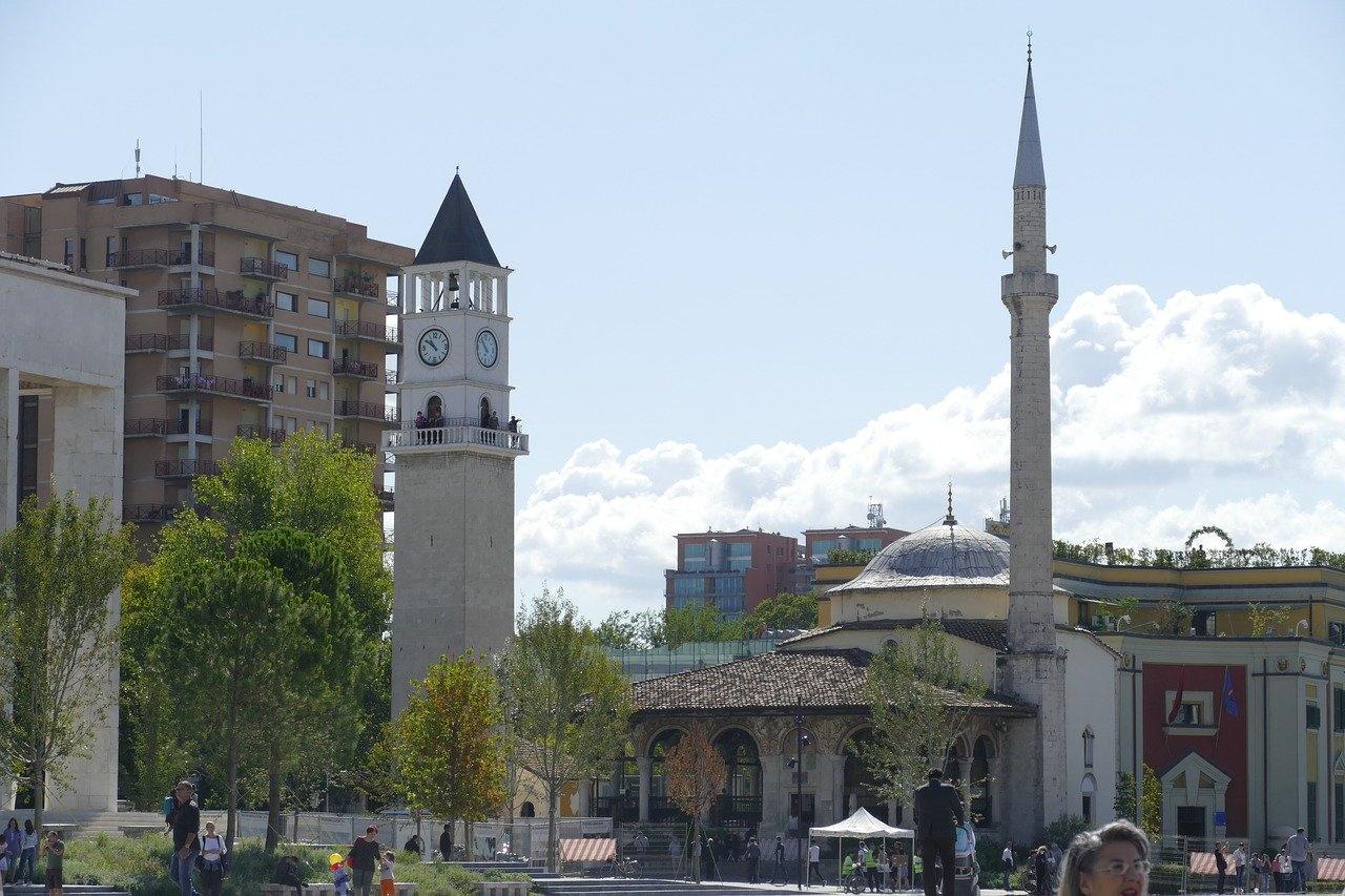 Zwiedzanie Tirany z przewodnikiem. Atrakcje Tirany w Albanii